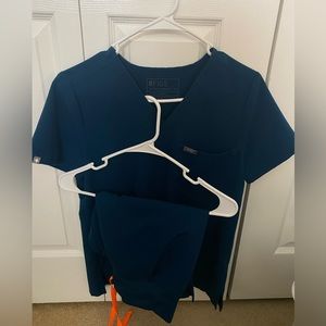 FIGS SCRUB SET IN DEEP REEF